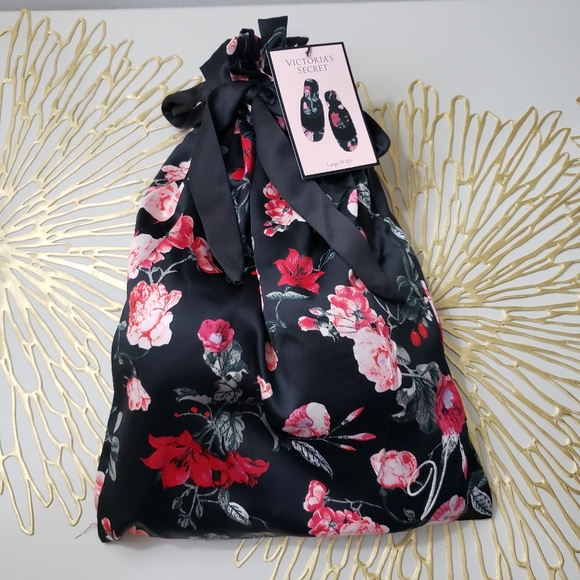 🛑 2 / $40 Sale! Victoria Secret Black Floral Slipper Set N… - Picture 6 of 14